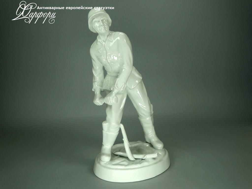 Купить фарфоровую статуэтку KARL ENS Немецкий солдат с гранатой